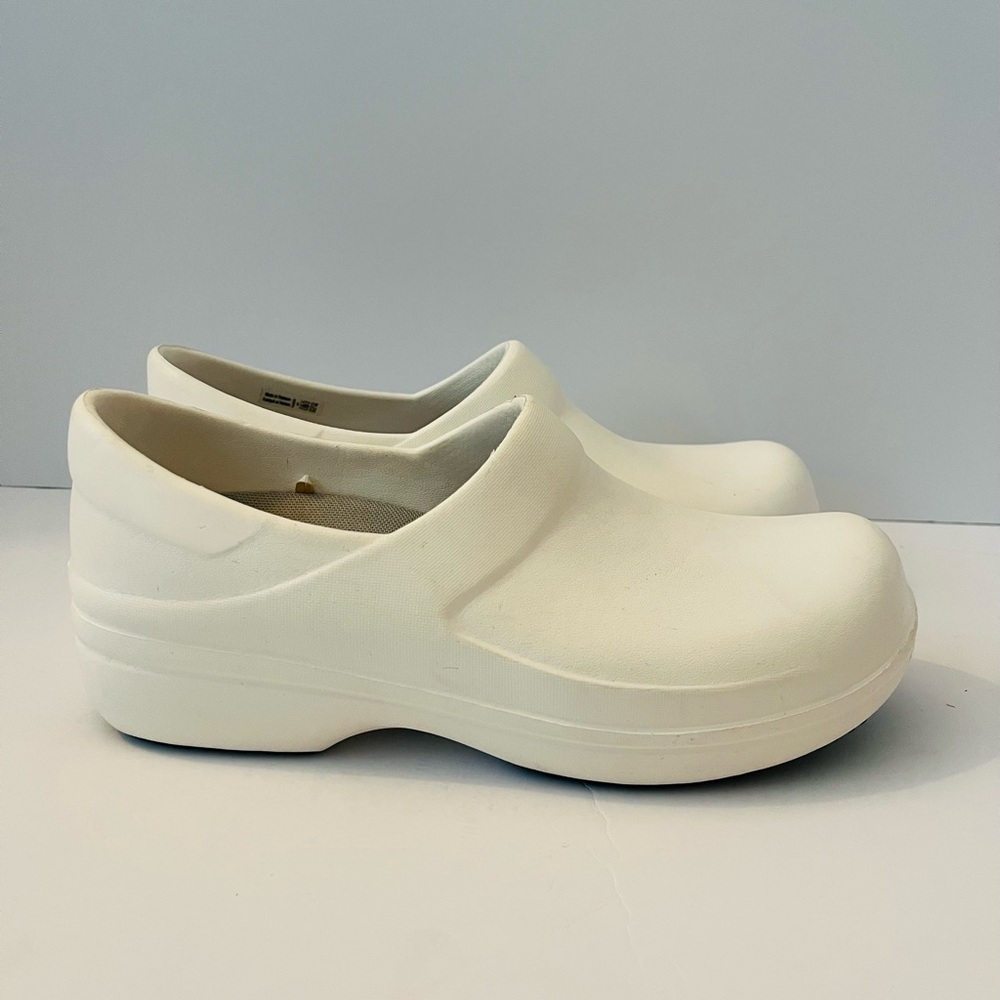 CROCS 'Neria Pro II' Women's White Slip-On Gardening/Work Rubber Clogs